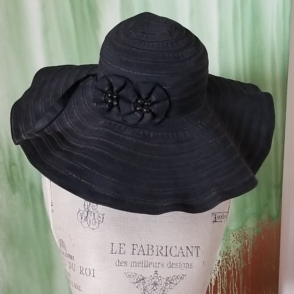 Black sun hat
